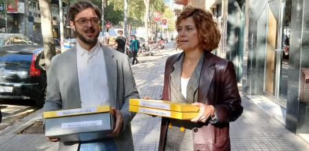 Oriol López y Elisenda Alamany ante la sede de ERC con loa avales