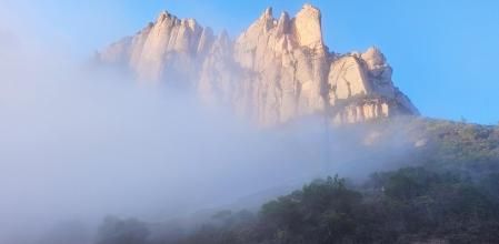 La niebla parece querer esconder a Montserrat.