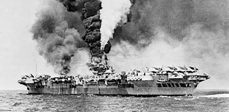 El HMS Formidable arde tras un ataque kamikaze.