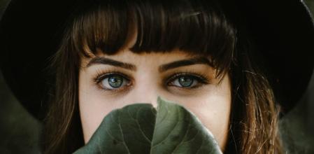 El flequillo recto es uno de los que más rejuvenecen el rostro y sientan especialmente bien a las caras ovaladas.