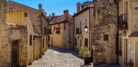 Calle de casas medievales en Pedraza, Segovia, España