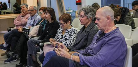 Un grupo de familias de acogida, esta mañana en la rueda de prensa