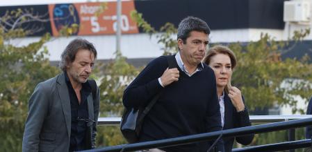 El president de la Generalitat, Carlos Mazón (c), a su llegada a la reunión del Centro de Coordinación Operativa Integrada (CECOPI). 