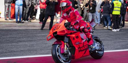 GRAFCAT909. MONTMELÓ (BARCELONA) (ESPAÑA), 19/11/2024.- El piloto español de MotoGP, Marc Márquez (Ducati Team), rueda con su nueva moto durante la primera sesión de los entrenamientos del Test Oficial de Barcelona para la temporada 2025, que se disputa este martes en el Circuito de Barcelona- Cataluña de Montmeló. EFE/ Siu Wu