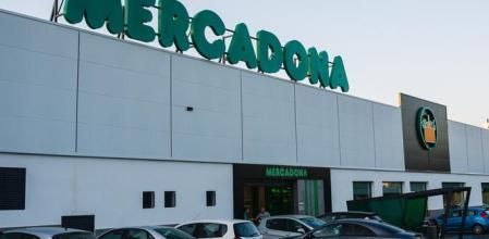 Aracena Spain July 26, 2024: front of the main door of the fashionable supermarket in Spain, called mercadona, with customers' cars parked at the same door.