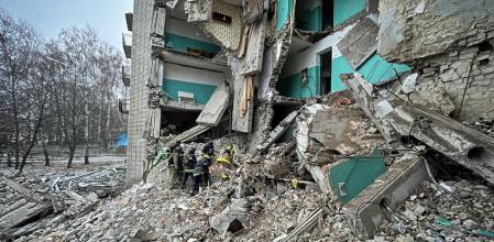 SUMY (UCRANIA), 19/11/2024.- Un ataque ruso con dron mató la pasada noche a nueve personas e hirió a otras 12 en la localidad de Glújiv de la región de Sumi, en el noreste de Ucrania, según informaron este martes los servicios de emergencia, que buscan a otras cuatro personas entre los escombros. Se trata del segundo ataque letal ruso de esta semana contra la región, donde la madrugada del lunes murieron once personas al impactar un misil en un edificio residencial. También el lunes, diez personas murieron por el impacto de un misil ruso en la ciudad sureña de Odesa. EFE/Servicio Estatal de Emergencia de Ucrania***SOLO USO EDITORIAL/SOLO DISPONIBLE PARA ILUSTRAR LA NOTICIA QUE ACOMPAÑA (CRÉDITO OBLIGATORIO)***