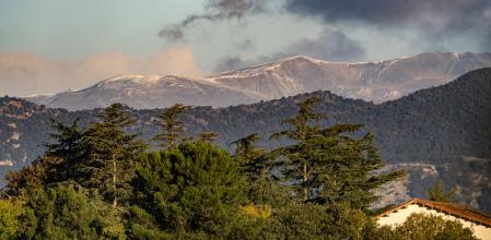 Vista del Pirineo tímidamente nevado.