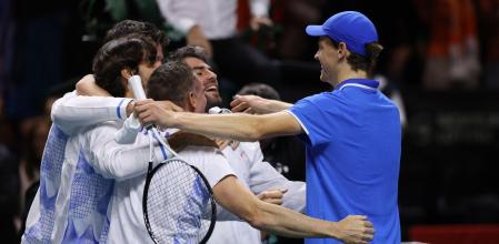 El equipo italiano se abraza a Jannik Sinner, de azul, este domingo en Málaga