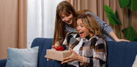 Una hija le da un regalo a su madre, que se sorprende