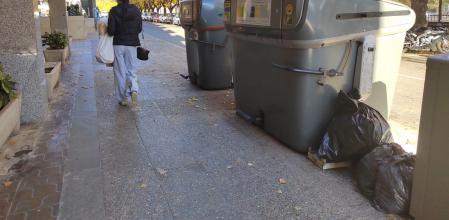Es habitual ver depositadas bolsas de basura al pie de contenedores inteligentes, los que se abren solo con una tarjeta y unos días determinados.