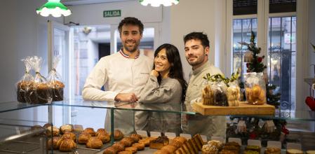 Alba Ruiz Ceamanos, Matthieu Atzenhoffer y Matt Valette, propietarios de la pastelería heladería Morreig en el barrio de Gràcia. Barcelona, 27 de Noviembre de 2024