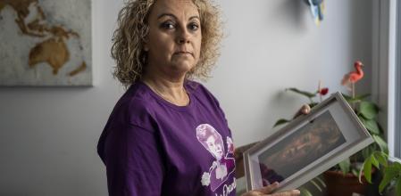 Raquel Orantes, hija de Ana Orantes, posa para un retrato en su casa de Guadix (Granada) junto a algunos cuadros y objetos con el dibujo de su madre.