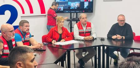 Emilio Argüeso, segundo por la izquierda y junto a la consellera Salomé Pradas, la tarde del 29 de octubre en el CECOPI