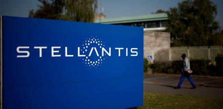 Logo de Stellantis en el exterior de un edificio del grupo automotriz en Chartres-de-Bretagne, Francia