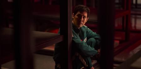 Lee Jung-jae se encuentra ante un nuevo reto interpretativo: su Gi-hun ya no tiene nada de ingenuidad.