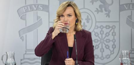 La ministra de Educación, Formación Profesional y Deportes, Pilar Alegría, bebe agua durante una rueda de prensa posterior al Consejo de Ministros, en el Palacio de La Moncloa, a 3 de diciembre de 2024, en Madrid (España). El Consejo de Ministros ha aprobado, a propuesta del Ministerio de Ciencia, Innovación y Universidades, una inversión de 1.300 millones de euros para seis convocatorias en materia científica. Dentro de esas seis convocatorias, Morant ha detallado que hay convocatorias que van dirigidas a la inversión en los distintos grupos de investigación para que sigan haciendo investigación básica en España; también hay grandes paquetes para la incorporación de talento científico en todas las etapas, para la transferencia de conocimiento, la colaboración público-privada y también para la investigación en salud.