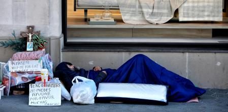 FOTO ALEX GARCIA UN INDIGENTE DUERME JUNTO A UN ESCAPARATE EN EL PASSEIG DE GRACIA. POBREZA. 2019/03/20