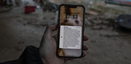 Mensaje de alerta de Protección Civil, a 13 de noviembre de 2024, en Paiporta, Valencia, Comunidad Valenciana (España). El pasado 29 de octubre una DANA asoló la provincia de Valencia. La peor gota fría del país en el siglo se salda con 215 víctimas mortales y se contabilizan 23 desaparecidos. Mientras la población intenta recuperarse de la tragedia, la Agencia Estatal de Meteorología (Aemet) ha activado una nueva alerta naranja por la llegada de una nueva DANA que llegará a partir de esta tarde-noche a Valencia y podría dejar precipitaciones ‘’muy fuertes y persistentes’’. Aunque en esta ocasión la alerta es naranja y no roja, son muchos los municipios que han tomado medidas preventivas como la suspensión de las clases o la instalación de sacos de arena como medida de prevención contra los desbordamientos de ríos.