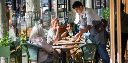 Camareros trabajando en un restaurante en Barcelona, en el Passeig de Gràcia.