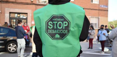 Un activista de STOP desahucios acude a una protesta contra el domicilio de una familia en Madrid (España)&nbsp;
