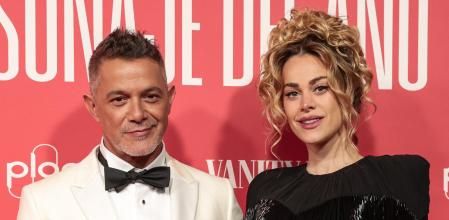 Alejandro Sanz y Candela Márquez en el photocall de la gala por el Premio Vanity Fair Personaje del Año 2024, en Sevilla