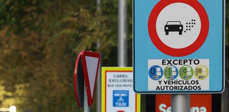 Un cartel marca la el Inicio de una Zona de Bajas Emisiones (ZBE), en Madrid&nbsp;