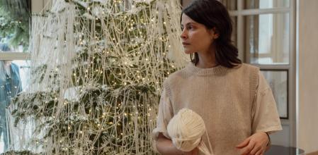 La artista  Alba Galocha ha diseñado un árbol de Navidad único para el hotel Pulitzer