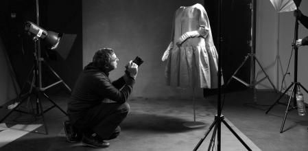 El fotógrafo Manuel Outumuro, trabajando para captar la esencia de uno de los vestidos de Balenciaga