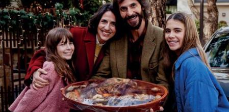 Los protagonistas de la campaña de Navidad de Tráfico de este año son una familia que lleva el plato principal a una celebración familiar 