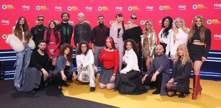 Participantes del Benidorm Fest 2025 posan durante la presentación de los artistas seleccionados para participar en el Benidorm Fest 2025, en Prado del Rey, a 12 de noviembre de 2024, en Madrid (España). RTVE presenta a los nuevos concursantes que formarán el cartel del Benidorm Fest 2025, la preselección para escoger al nuevo representante de España en Eurovisión, que viajará hasta Basilea (Suiza) para luchar por el micrófono de cristal. El festival que organiza RTVE ha recibido cerca de 1.000 canciones de músicos y artistas. La cuarta edición del Benidorm Fest comenzará en enero de 2025 con las semifinales, que se celebrarán el 28 y 30 de enero, mientras que la gran final, donde conoceremos al nuevo ganador o ganadora, será el sábado 1 de febrero.
