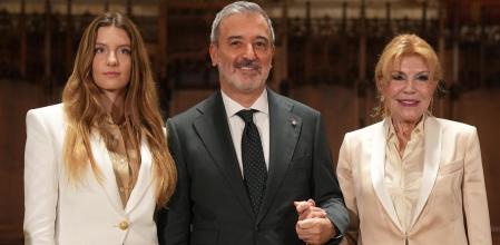 La baronesa Thyssen junto a su hija Carmen y el alcalde de Barcelona, Jaume Collboni, en el  acto de presentación del futuro Museo Carmen Thyssen Barcelona