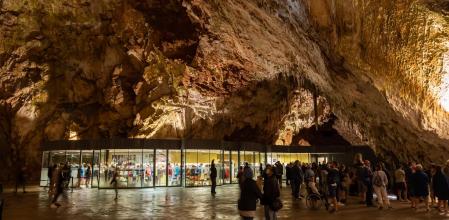La oficina de correos de Postojna atrae a muchos turistas