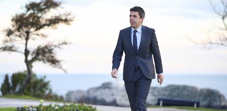 El presidente de la Generalitat Valenciana, Carlos Mazón, a su llegada a la XXVII Conferencia de Presidentes, en el Palacio de la Magdalena, a 13 de diciembre de 2024, en Santander, Cantabria (España). La conferencia se celebra tras más de dos años sin convocarse, en una cita en la que el foco está puesto en la financiación autonómica en Cataluña, aunque el orden del día también incluye vivienda, migración y sanidad.