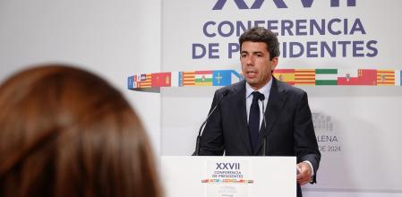 El presidente de la Generalitat Valenciana, Carlos Mazón, ofrece una rueda de prensa durante la XXVII Conferencia de Presidentes, en el Palacio de la Magdalena, a 13 de diciembre de 2024, en Santander, Cantabria (España). La conferencia se celebra tras más de dos años sin convocarse, en una cita en la que el foco está puesto en la financiación autonómica en Cataluña, aunque el orden del día también incluye vivienda, migración y sanidad.