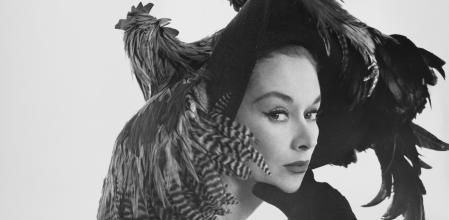 'Mujer con sombrero de pollo', fotografía de Irving Penn a su mujer en una imagen del 1949