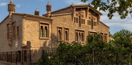 Ca l'Ordal, edificio de la colonia Güell, diseñada por Francesc Berenguer i Mestres i Joan Rubió i Bellver. Son tres casas juntas donde vivían familias de campesinos