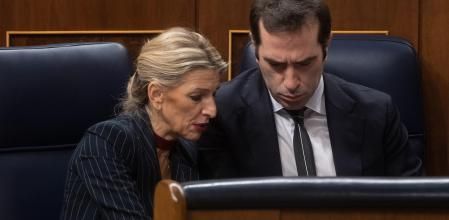 La vicepresidenta segunda y ministra de Trabajo, Yolanda Díaz y el ministro de Economía, Carlos Cuerpo, durante una sesión plenaria, en el Congreso de los Diputados, a 27 de noviembre de 2024, en Madrid (España).