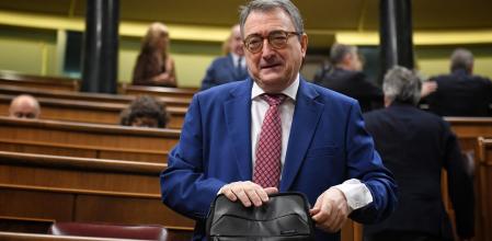 El portavoz del PNV en el Congreso, Aitor Esteban, a su llegada  a un pleno en el Congreso de los Diputados, a 19 de diciembre de 2024, en Madrid (España). El Pleno del Congreso da 'luz verde' definitiva al proyecto de ley por el que se crea un nuevo impuesto mínimo para las empresas multinacionales, una norma que incluye parte de la reforma fiscal que quería el Gobierno. La duda es si se incluirán las enmiendas de PP y Junts que se han introducido en el Senado y que pueden llegar al Boletín Oficial del Estado (BOE) en contra del criterio del Gobierno. Por otro lado, durante la sesión plenaria, también se vota el proyecto de ley orgánica de prevención de las pérdidas y el desperdicio alimentario.