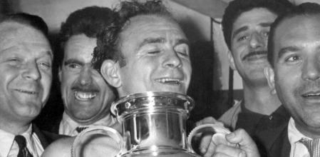 FÚTBOL - FINAL COPA DE EUROPA: Paris, 14-6-1956.- Alfredo di Stéfano, el mejor jugador sobre el terreno de juego en la final de la Copa de Europa disputada entre el Real Madrid y el Stade de Reims en el Parque de los Príncipes, alza la Copa de Europa ganada por su equipo poco después de terminar el partido. EFE/ADP.