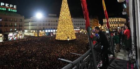 David Bisbal cantó anoche villancicos en la Puerta del Sol llena de gente.