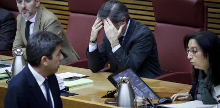 La presidenta de Les Corts habla con el presidente de la Generalitat, antes de suspender el pleno.