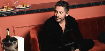 Un total look de terciopelo negro de Giorgio Armani, reloj Tank Americane en acero, anillo y colgante Love en oro blanco, todo de Cartier