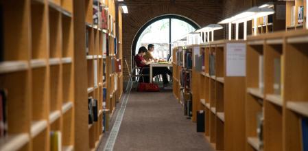FOTO MARTI GELABERT 04/06/2024 ESTUDIANTES DE LA UNIVERSITAT POMPEU FABRA (UPF) ESTUDIANDO EN LA BIBLIOTECA DE LA SEDE DE CIUTADELLA VILLA OLIMPICA (DIPOSIT DE LES AIGUES).