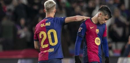 JORNADA 18 DE FUTBOL ENTRE EL FC BARCELONA & CLUB ATHETICO DE MADRID EN EL ESTADIO OLIMPIC LLUÍS COMPANYS. DECEPCCION ENTRE LOS JUGADORES DEL BARÇA POR PERDER 1-2EN LOS ULTIMOS MINUTOS. OLMO ANIMA A PEDRI, AMBOS DECEPCIONADOS