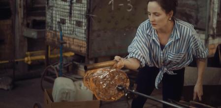 La creadora Aleksandra Zawistowski en el taller Szkło de vidrio soplado en Polonia