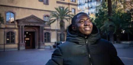 20 - 12 - 2024 / Barcelona / Historia de Nadal. Ahmed Mansur. Alumne que va decidir abandonar Ghana, sent menor d'edat, i va trigar 6 mesos, passant per diferents països africans (Burkina Faso, Mali, Argèlia, Marroc) i va arribar a Espanya en patera a Canàries. Es va apuntar a cursos intensius de castellà i de català. Després va poder fer una formació professional i ara estudia engineria a la universitat. / Foto: Llibert Teixidó