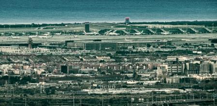 El complejo del aeropuerto de Barcelona visto desde Vallvidrera.
