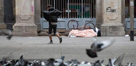 FOTO MARTI GELABERT 23/10/23 IMAGENES DE PERSONAS SIN HOGAR, VAGABUNDOS, HOMELESS, GENTE SIN TECHO, EN EL RAVAL DE BARCELONA. ESTE LUNES DIA 23 DE OCTUBRE DE 2023 SE HA PRESENTADO EN EL COLEGIO DE PERIODISTAS UNA PROPOSICION DE LEY PARA GENTE EN SITUACION DE SINHOGARISMO