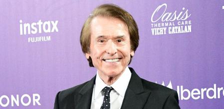 Raphael posa en el photocall de los 'Premios Woman', a 28 de noviembre de 2023, en Madrid (España).