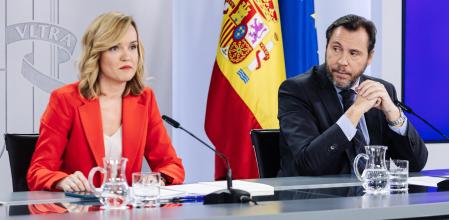 La ministra de Educación, Formación Profesional y Deporte, Pilar Alegría y el ministro de Transportes y Movilidad Sostenible, Óscar Puente, durante una rueda de prensa posterior a la reunión del Consejo de Ministros, en el Palacio de la Moncloa, a 20 de diciembre de 2024, en Madrid (España). El Gobierno ha ratificado en la sesión de Consejo de Ministros de hoy, el nombramiento del expresidente de la Generalitat valenciana, Ximo Puig, como embajador ante la Organización para la Cooperación y Desarrollo Económicos (OCDE) en París. Además, se ha aprobado la Comisión Nacional de la Energía (CNE) para recuperar el regulador que se disolvió hace años, cuando todas las funciones quedaron en manos de la Comisión Nacional de los Mercados y la Competencia (CNMC).